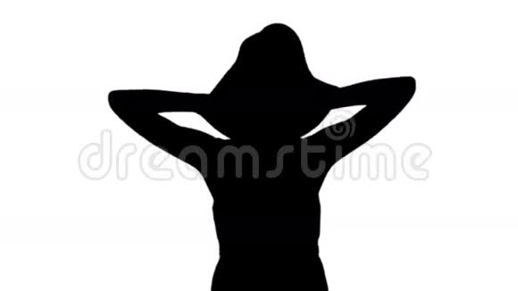 穿着太阳帽和黑色短裙的女人视频的预览图