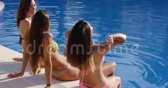 三个年轻女子在夏日阳光下放松视频的预览图