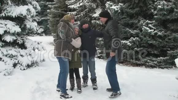 一家人在冬天的森林里休息美丽的风景和雪杉树视频的预览图