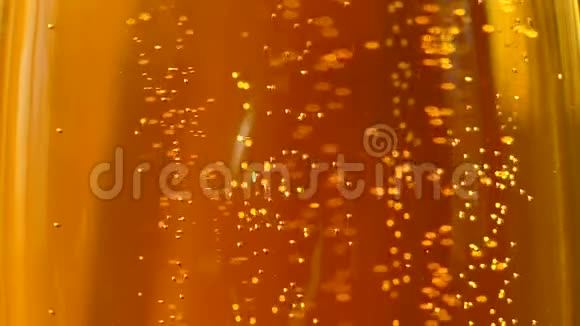 啤酒倒入玻璃杯淡色为黄色的低醇饮料碳酸饮料的美丽气泡视频的预览图