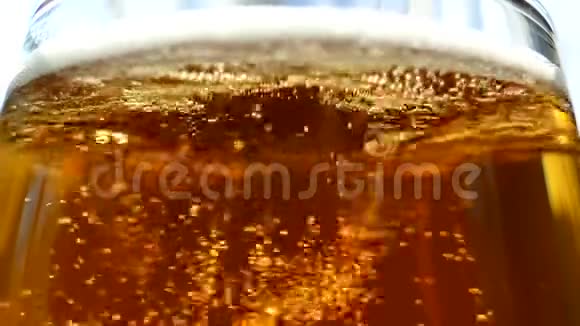 啤酒倒入玻璃杯淡色为黄色的低醇饮料碳酸饮料的美丽气泡视频的预览图