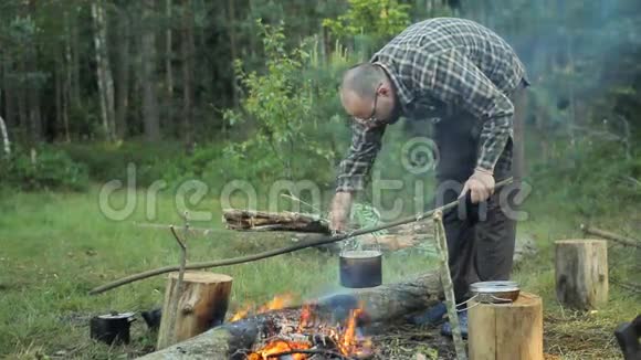 在锅子上烧开水一个人除去渣滓然后扔掉视频的预览图