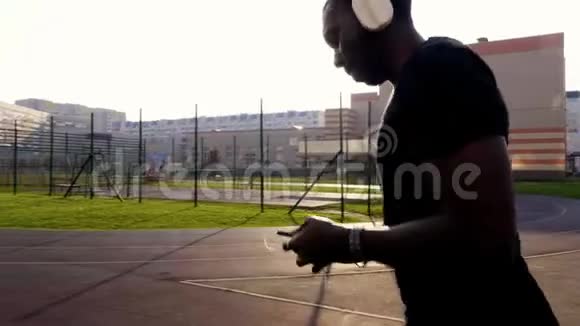 黑人在城市背景下跑步和听音乐帅哥在户外锻炼视频的预览图