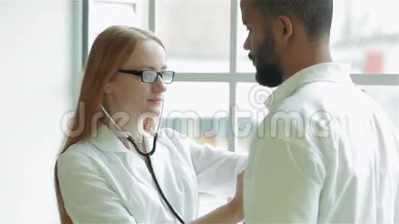 医生倾听病人的窗户视频的预览图