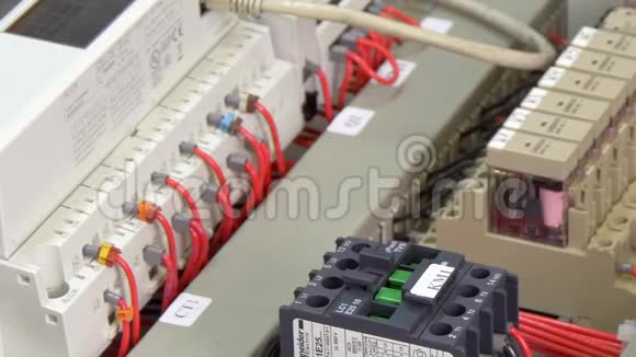 检查微控制器控制元件在工厂接触电压指示器视频的预览图