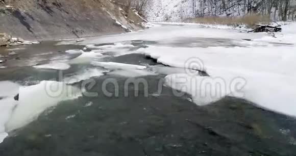 空中景色冰融化河水流动冬季喀尔巴阡山脉的一条山河视频的预览图
