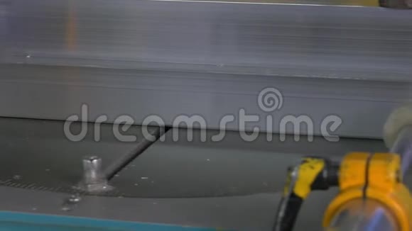 机器人在自动化机器上用圆锯切割金属视频的预览图