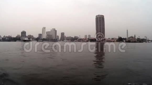埃及开罗从尼罗河上的帆船上可以看到埃及的景色视频的预览图