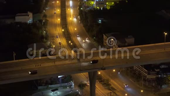 泰国曼谷市的汽车夜间在公路和公路上行驶交通理念视频的预览图