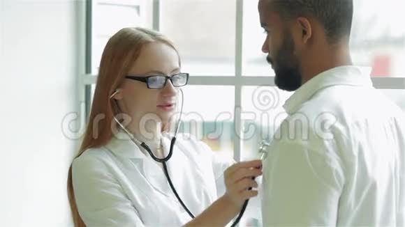 医生仔细听病人的话视频的预览图