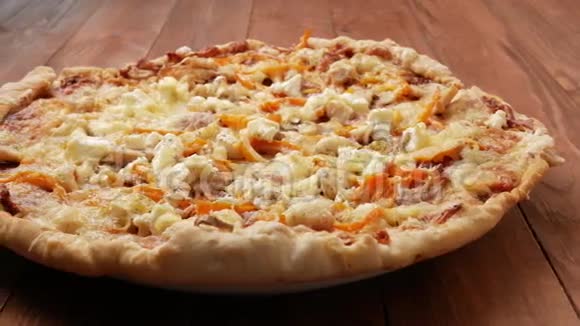 自制披萨在木桌上放不同种类的奶酪和西红柿移动摄像机视频的预览图