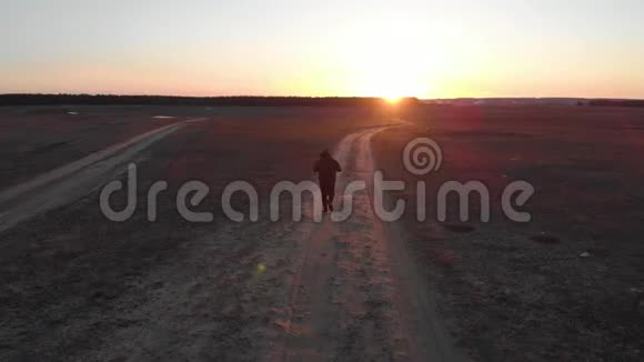 日落时跑步的人的轮廓户外越野跑运动的年轻人在大自然中奔跑视频的预览图