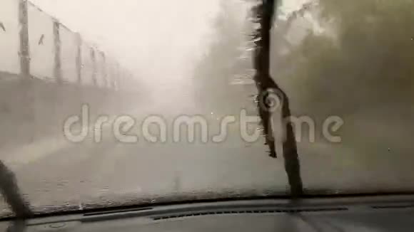 在城市里开车时有大雨和冰雹从车内第一人称摄像机视频的预览图