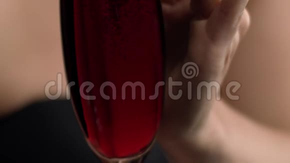 红色的起泡葡萄酒装满了一杯慢动作女人喝一杯红酒视频的预览图