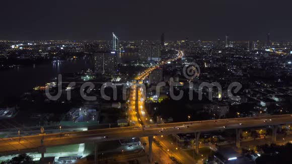 泰国曼谷市的汽车夜间在公路和公路上行驶交通理念视频的预览图