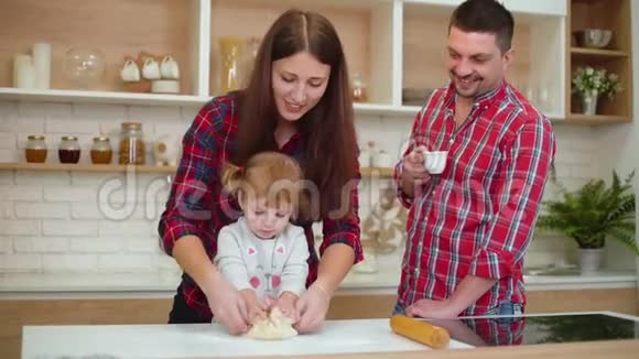 快乐的家庭一起享受厨房的乐趣视频的预览图
