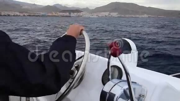 船长在岸上管理一艘大船视频的预览图
