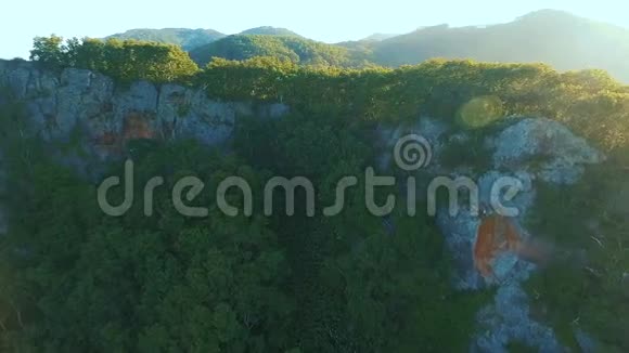 俯瞰群山到河流沿山河飞行绿色森林视频的预览图