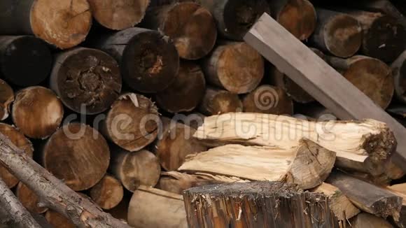 伐木和砍柴伐木工人用旧斧头劈柴慢动作视频的预览图