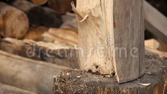 伐木和砍柴伐木工人用旧斧头劈柴慢动作视频的预览图