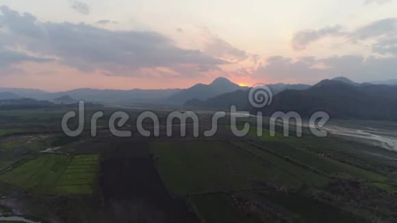 日落时的山景菲律宾皮纳图博视频的预览图