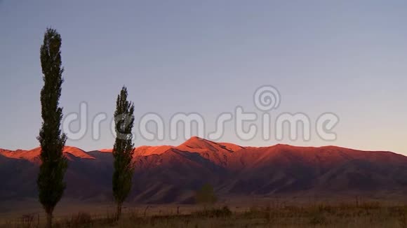 哈萨克斯坦的山麓夕阳山峦和树木视频的预览图