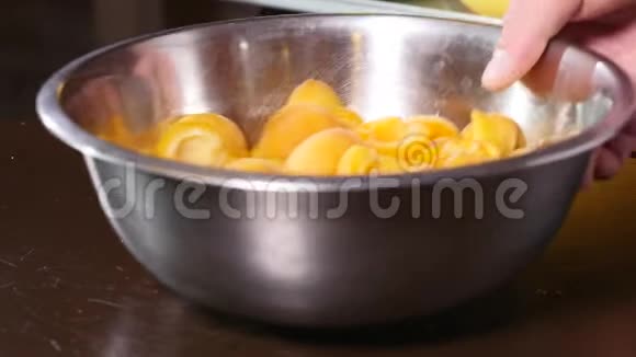 木桌上放着一碗新鲜杏子近点视频的预览图