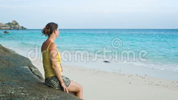 坐在海边的女人视频的预览图