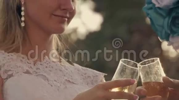 新郎新娘戴着结婚香槟酒杯视频的预览图