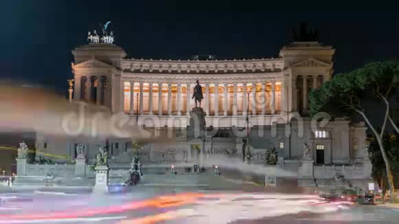 VictorEmmanuelII国家纪念碑夜间和公路交通时间罗马视频的预览图