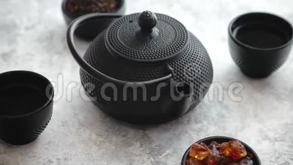 传统的东方金属茶壶和铁杯视频的预览图