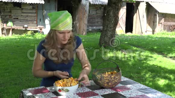 小女孩在餐桌村院子里打扫森林4K视频的预览图