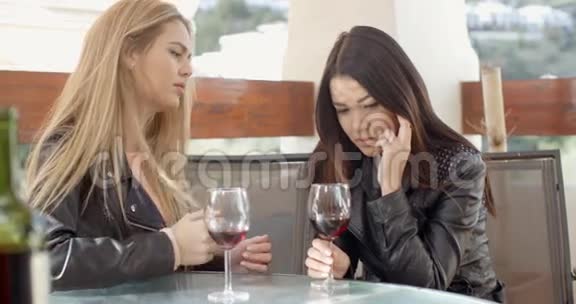 金发女人用一杯酒安慰朋友视频的预览图