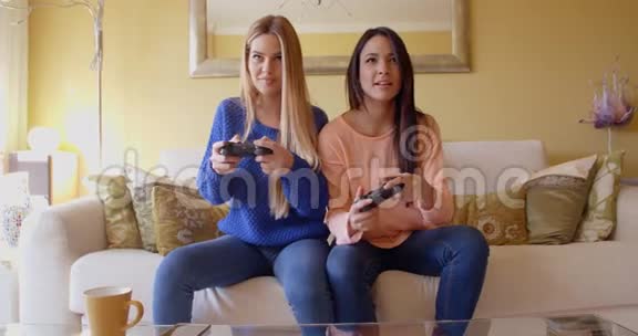 嘲笑年轻的女性电子游戏玩家视频的预览图