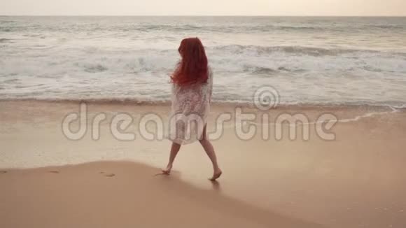 快乐的年轻女子喜欢在海洋上放松慢动作视频的预览图