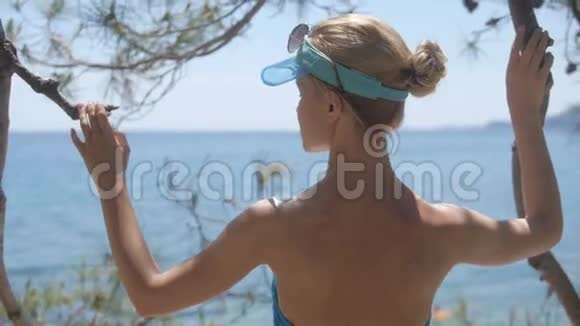 后景轻松的女人在暑假去海边旅行视频的预览图