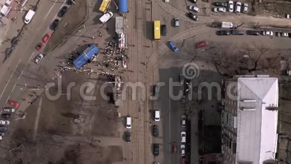 卡普塔尔市基辅的汽车交通乌尔卡因春季Drone4K航班视频的预览图