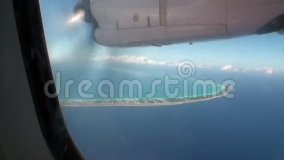 从海洋海岸的飞机窗口观看视频的预览图