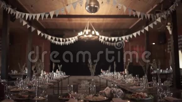 桌子设置餐厅服务餐厅内部白色桌子上的空杯子一排空香槟杯子视频的预览图