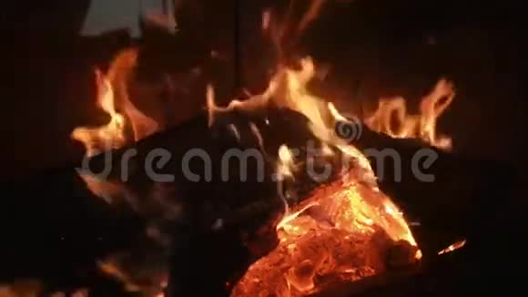 充满木头和火的热壁炉视频的预览图