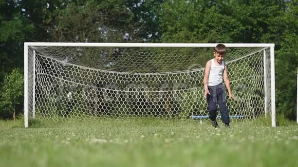 小男孩在草地上锻炼户外运动视频的预览图