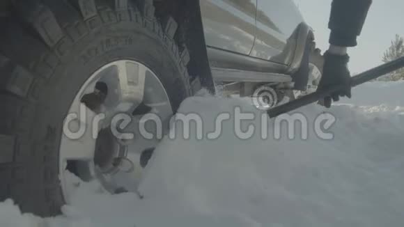 在雪车里被人挖的特写镜头人从车里挖出积雪视频的预览图