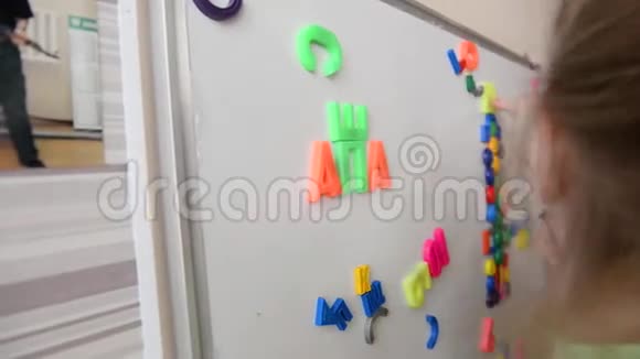儿童玩磁画板和字母表视频的预览图