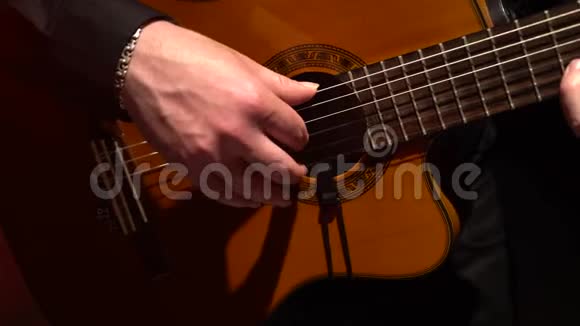 手指在吉他上挑弦关门视频的预览图