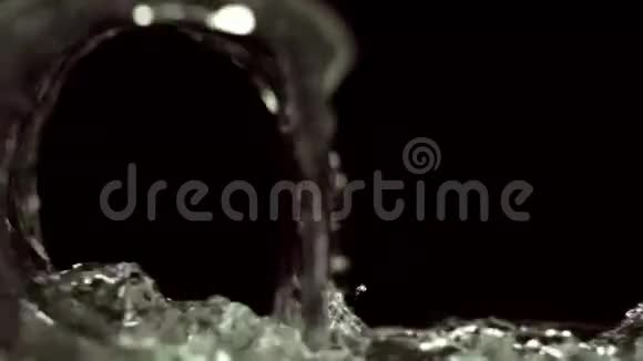 水流在玻璃中旋转视频的预览图