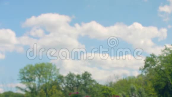 健身女子慢动作跑女孩在天空中奔跑视频的预览图