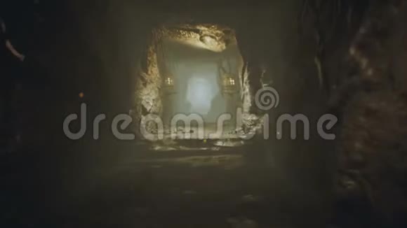 古老的巨大幻想洞穴里充满了古老的文物和神奇的萤火虫雾循环现实动画视频的预览图