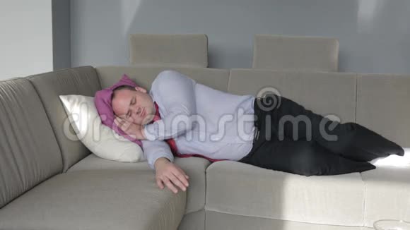 商人躺在客厅的沙发上头疼视频的预览图