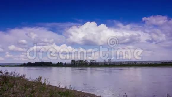 美丽的乡村景观时间流逝河流森林天空云视频的预览图