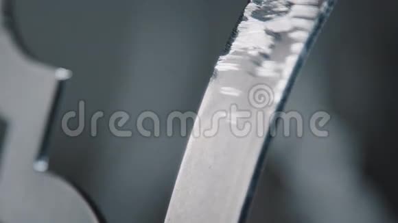 特写金属部分有焊接痕迹刺在金属上视频的预览图